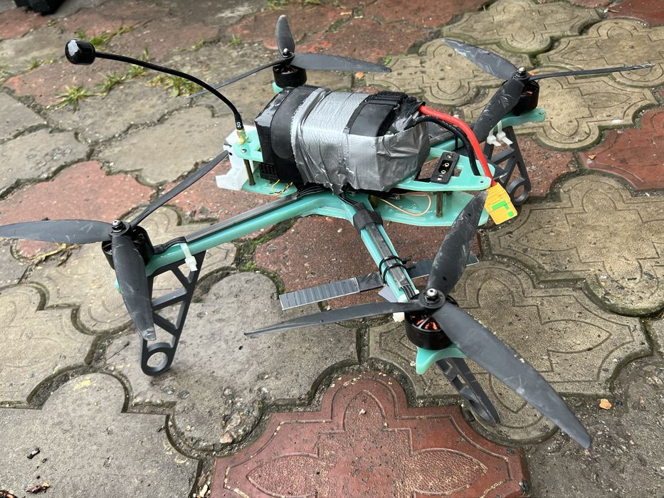 FPV дрон бумеранг на лапках