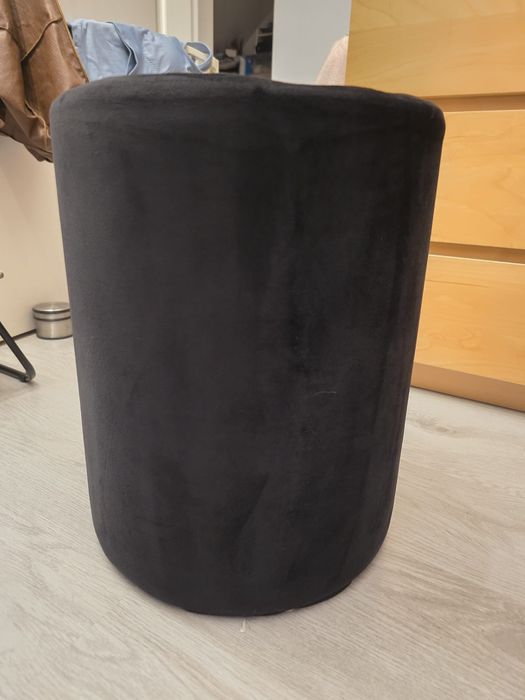 Puf welurowy czarny