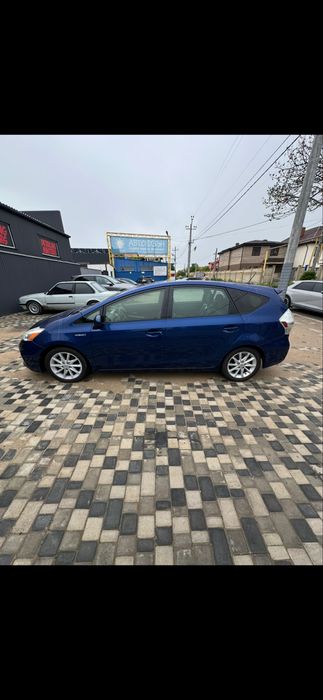 Сдам в аренду авто TOYOTA   Prius V  2013 год под такси