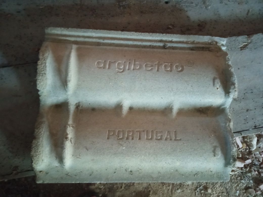Telhas cinzentas para desocupar