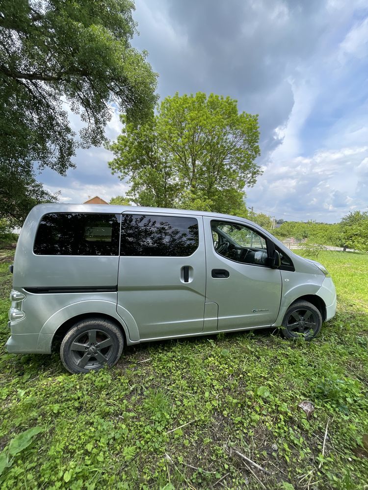 Nissan E-NV200.