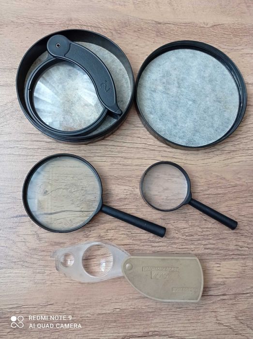 Увеличительное стекло лупа.