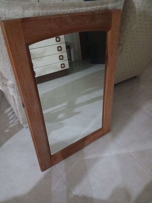 Espelho com moldura em Madeira