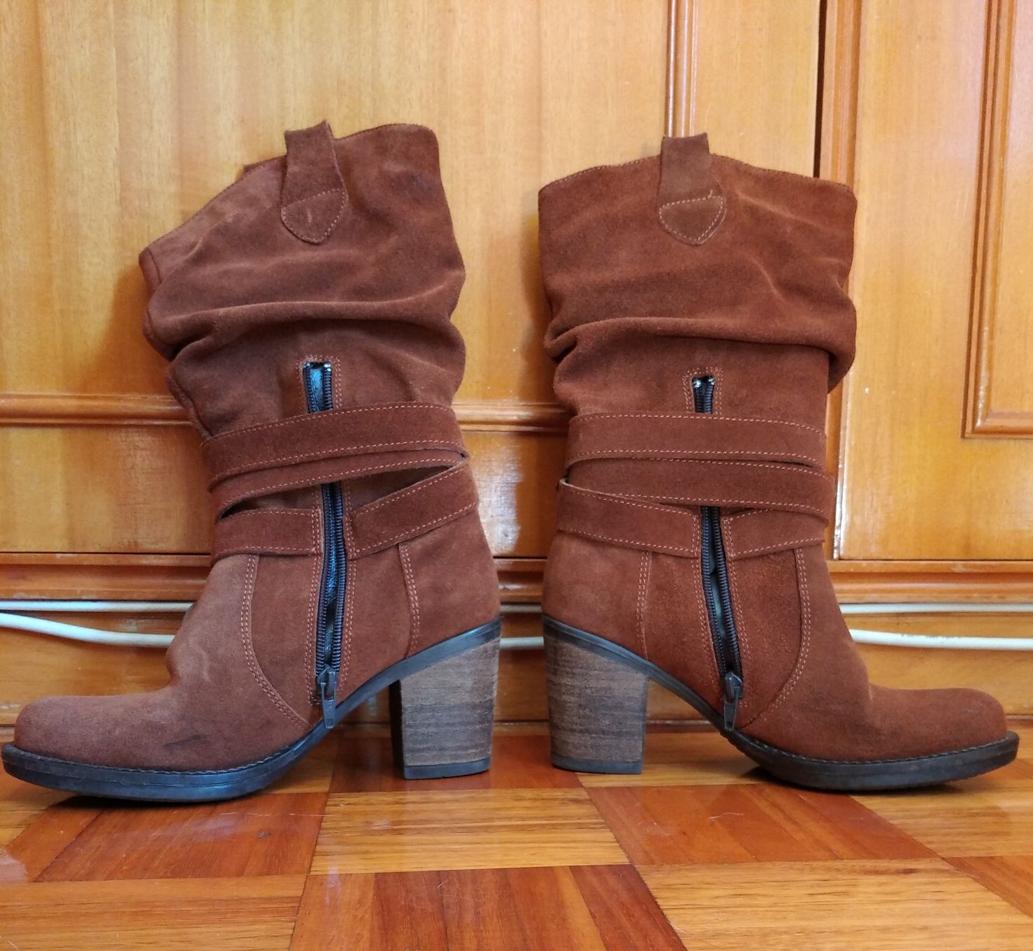 Botas de camurça em pele