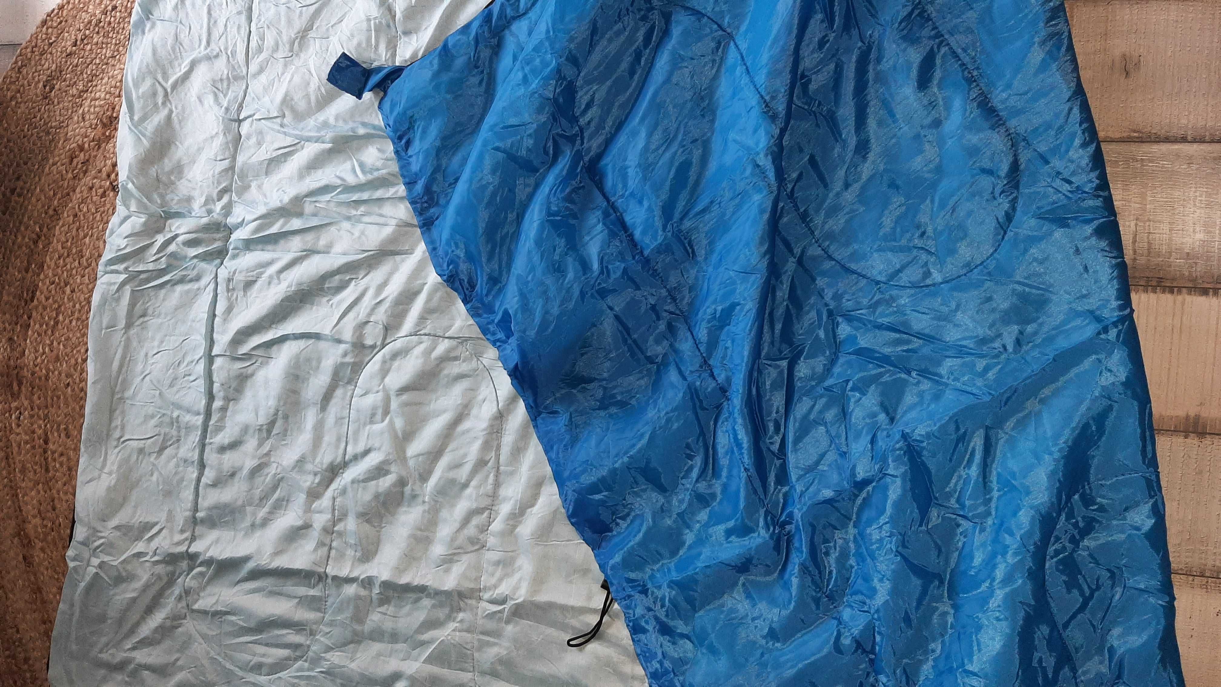 Śpiwór niebieski rozpinany z pokrowcem. wymiary 140x185 cm.
