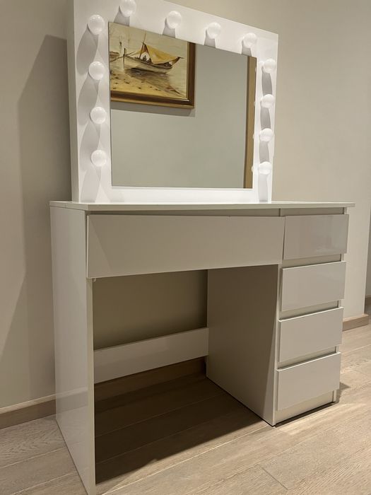 Toaletka kosmetyczna z szyfladami