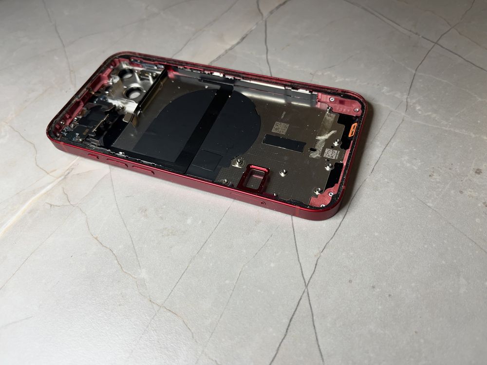 Korpus iPhone 13 czerwony