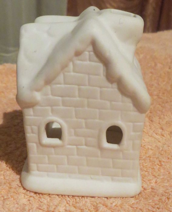 Casa em Argila branca  Medidas: 7,5 X 5 X 6,5 cm - Nunca esteve a uso