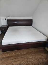 Solidne łóżko drewniane z wezgłowiem