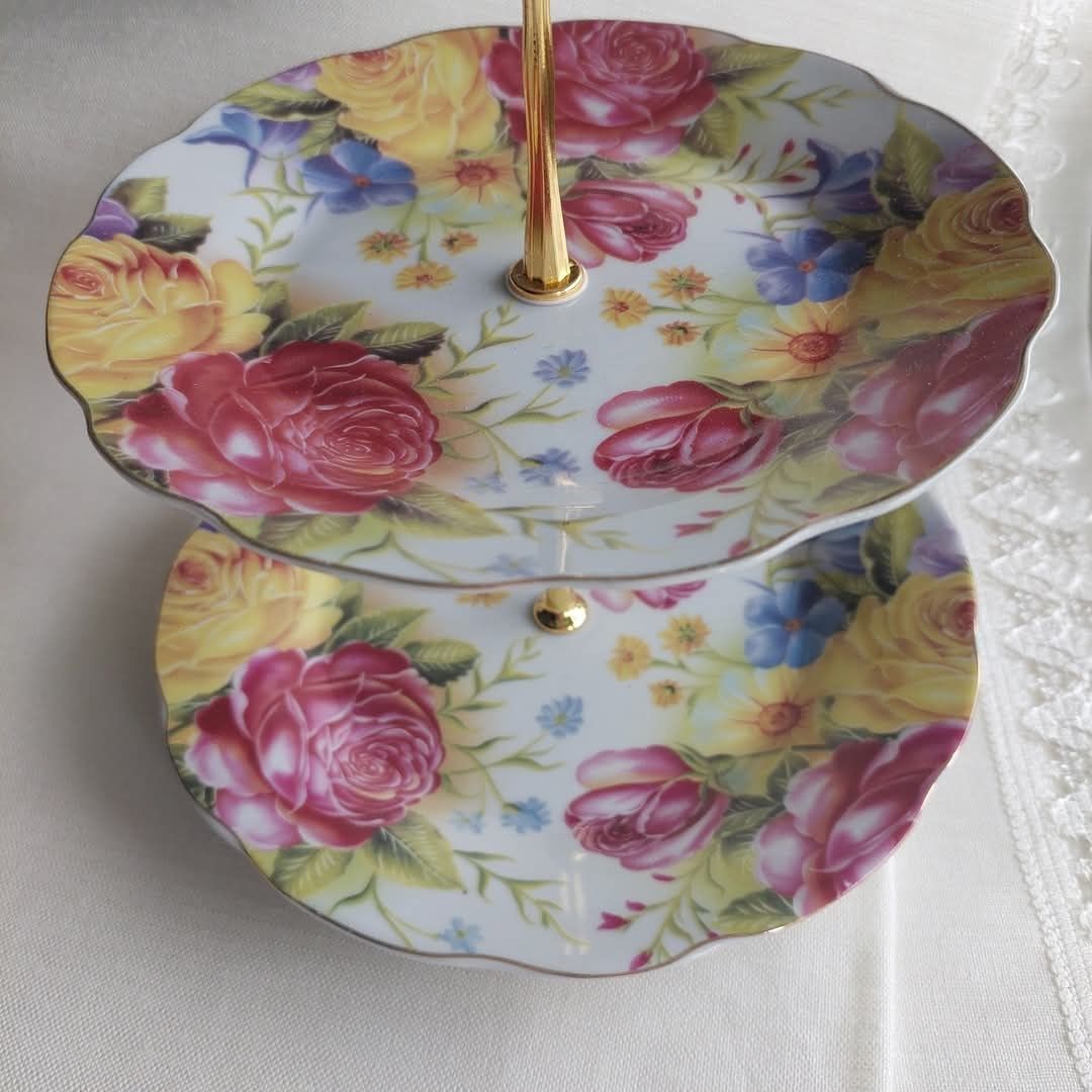 Etażerka dwupiętrowa, porcelana zdobiona barwną malaturą kwiatową, uch