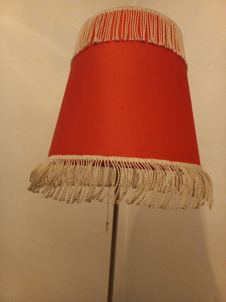 lampa PRL ze stolikiem i gazetnikiem