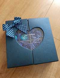 Walentynki pudełko prezentowe gift róże w pudełku niebieskie kokardka