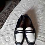 Sapatos pretos e brancos