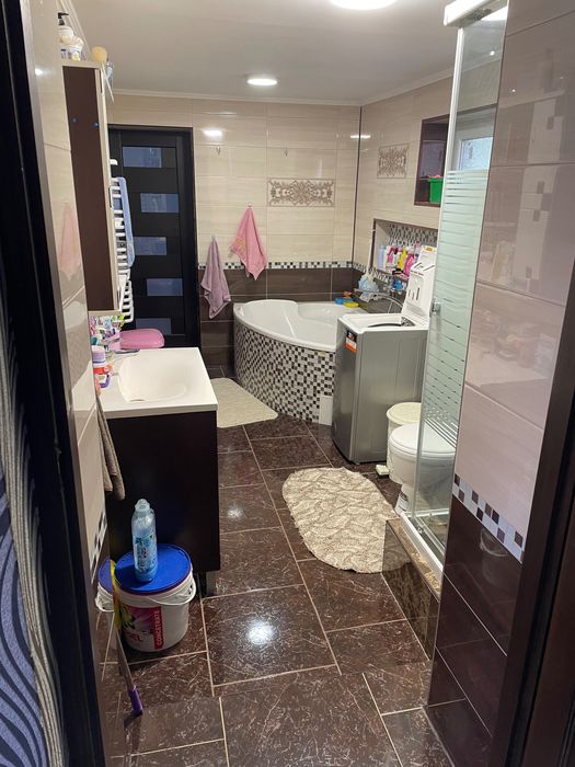 Продається будинок з земельною ділянкою.