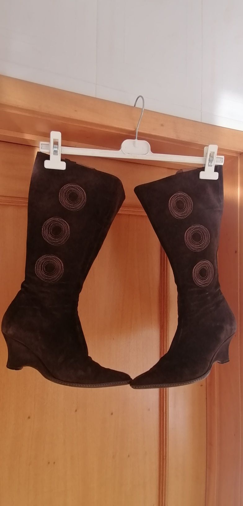 Botas castanhas camurça