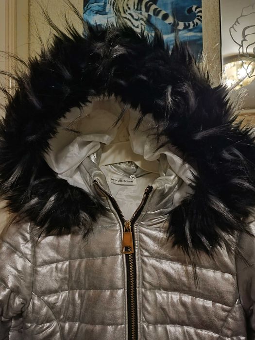 Серебристая стёганая куртка с красивым капюшоном