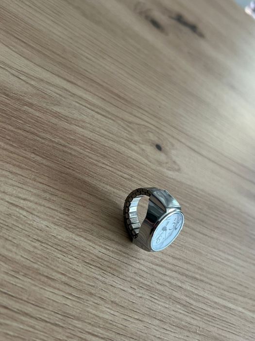 Zegarek pierścionek – stylowy zegarek na palec, rozciągliwy pasek