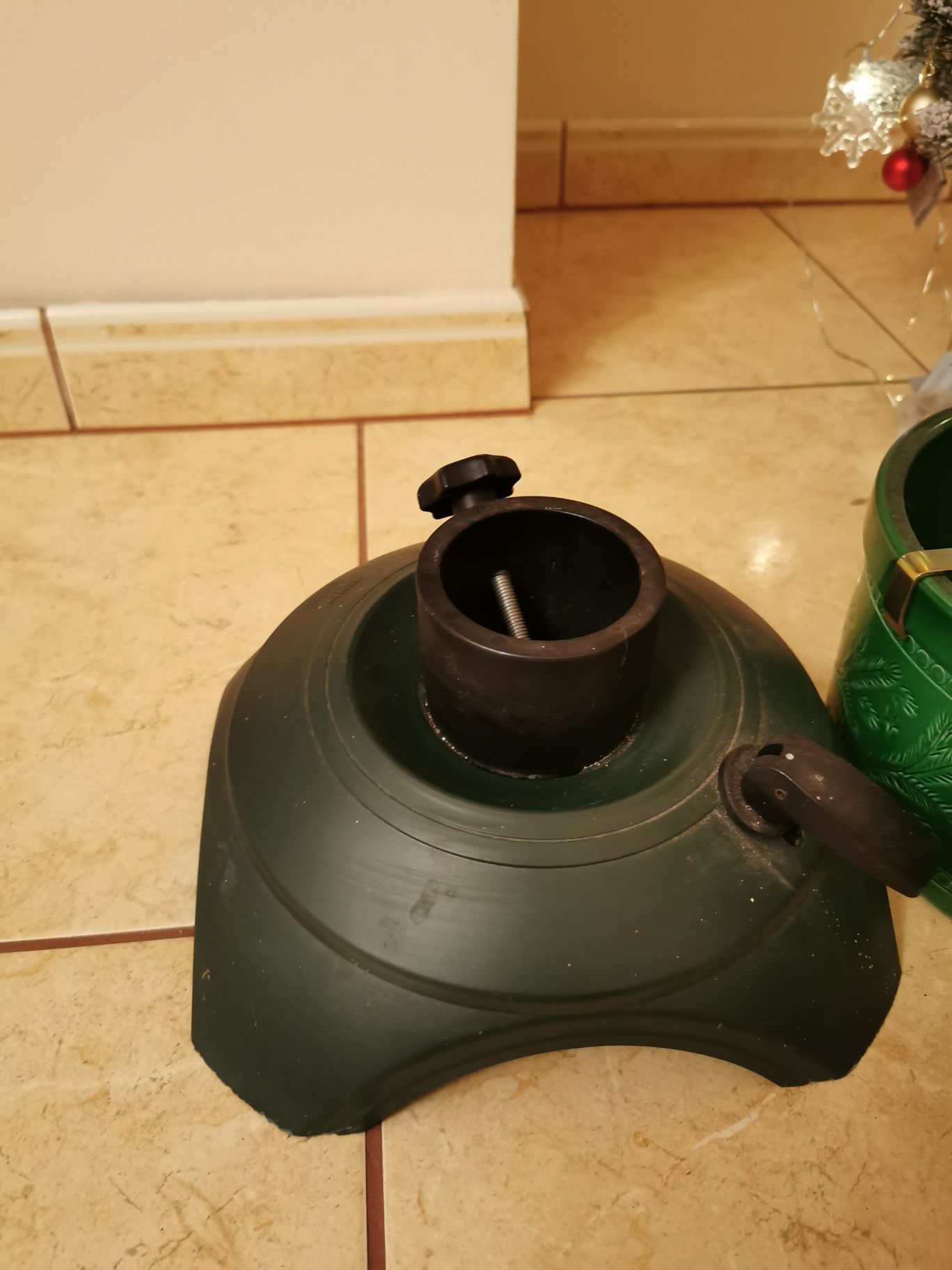 Stojaki pod choinki  z pojemnikiem na wodę. Odbiór osobisty