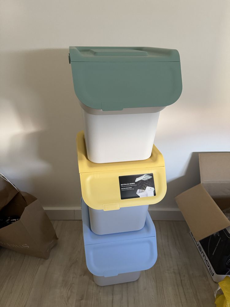 Caixotes de reciclagem empilháveis