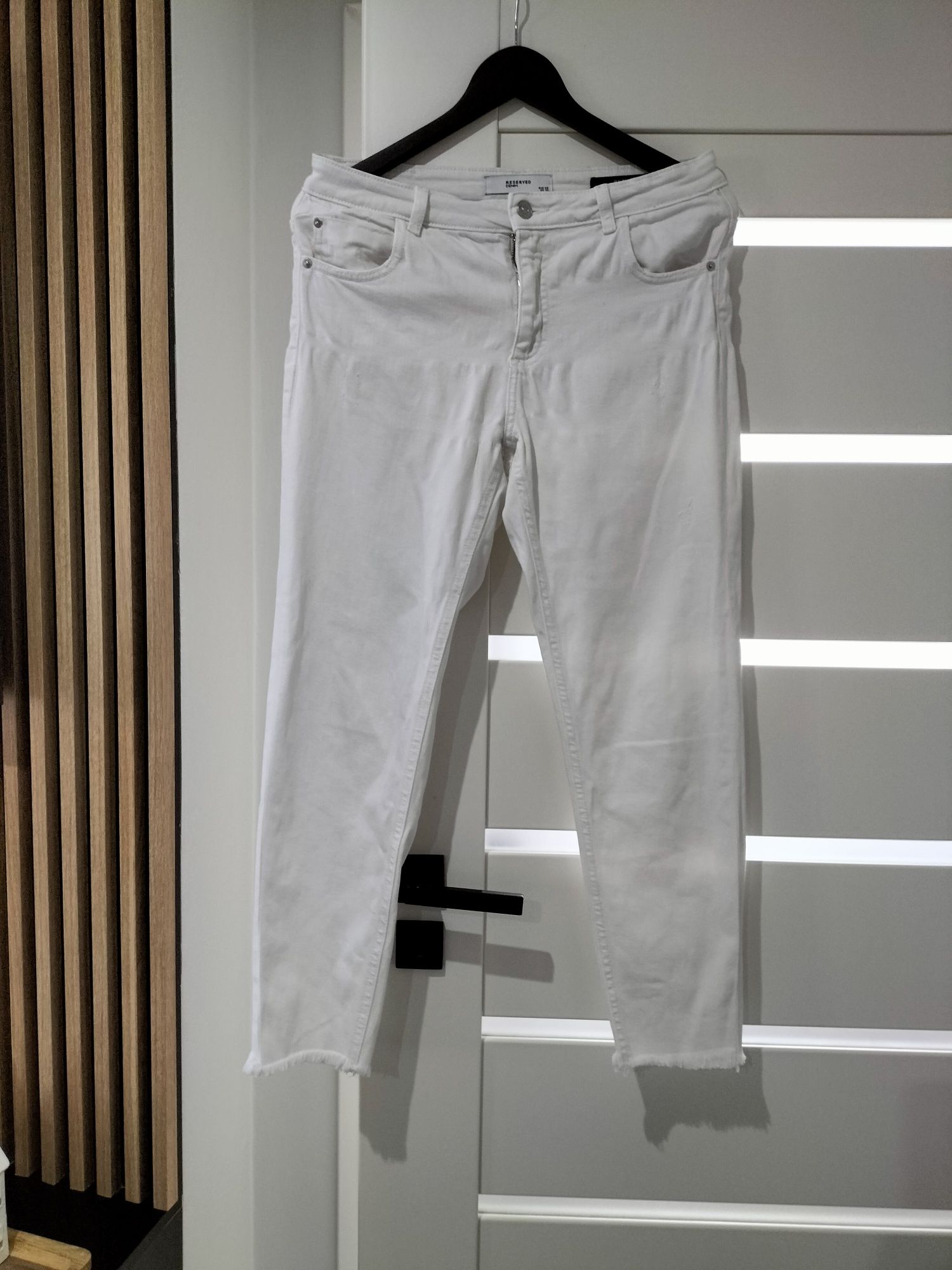 Spodnie białe jeansy Reserved 38/40