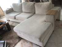 Sofá creme de 3 lugares com chaise longue
