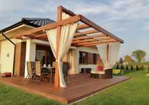 Taras drewniany, zadaszenie tarasu, pergola, elewacja drewniana.