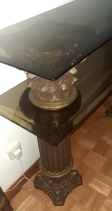 Credencia c/ colunas em terracota e prateleiras em vidro