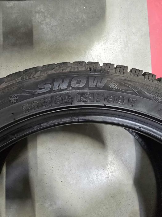 Komplet opon zimowych Kormoran 4 sztuki 225/45 R17 94 V XL