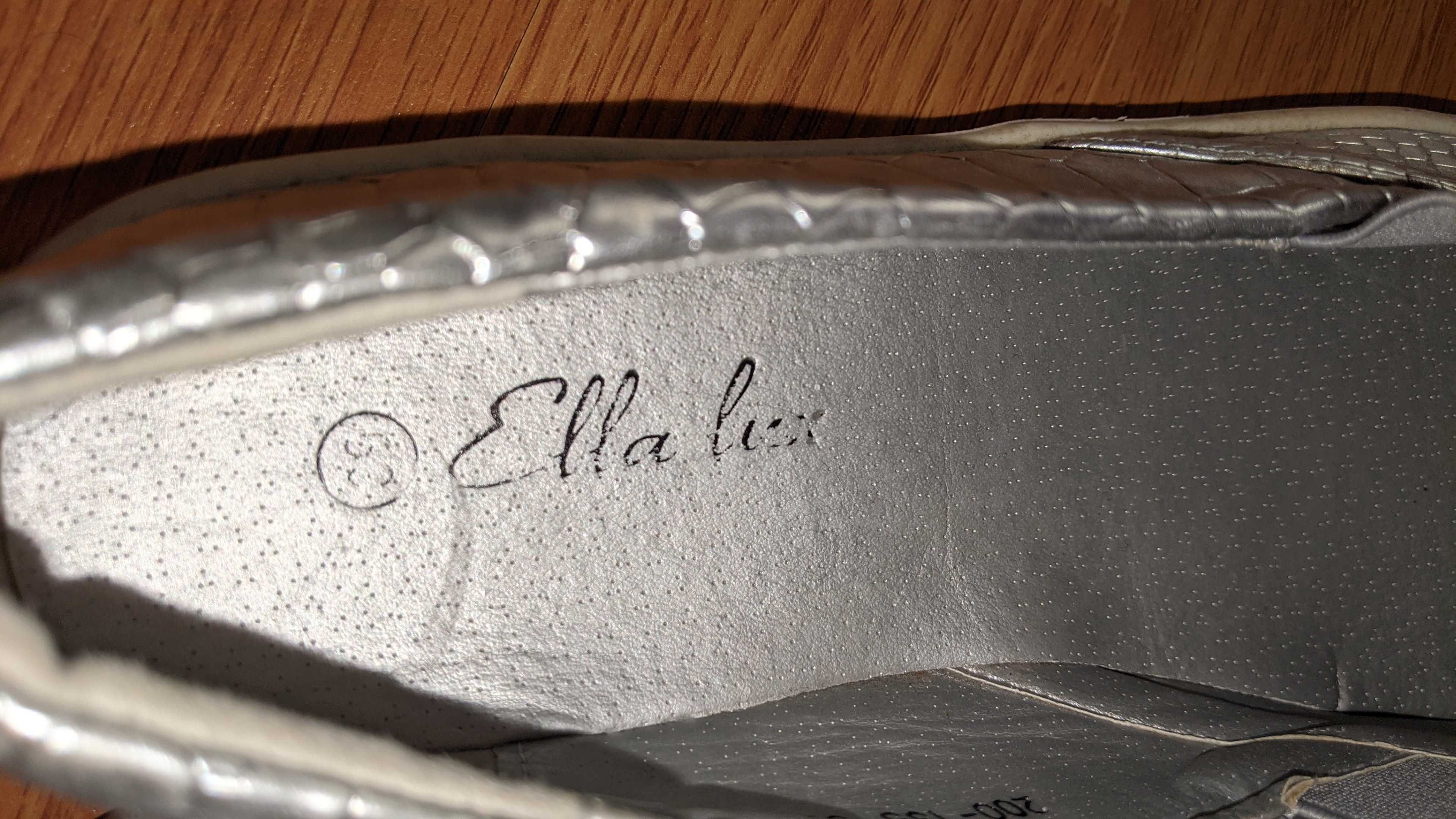 Стильне жіноче взуття срібного кольору