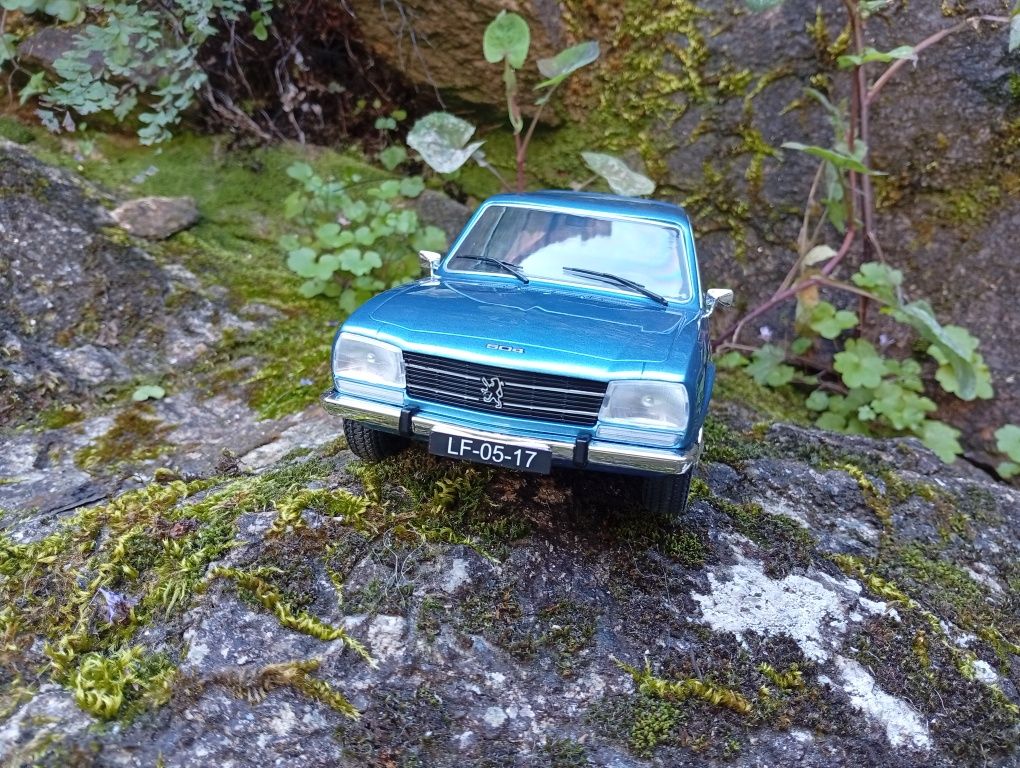 1/18 miniatura Peugeot 504 GR