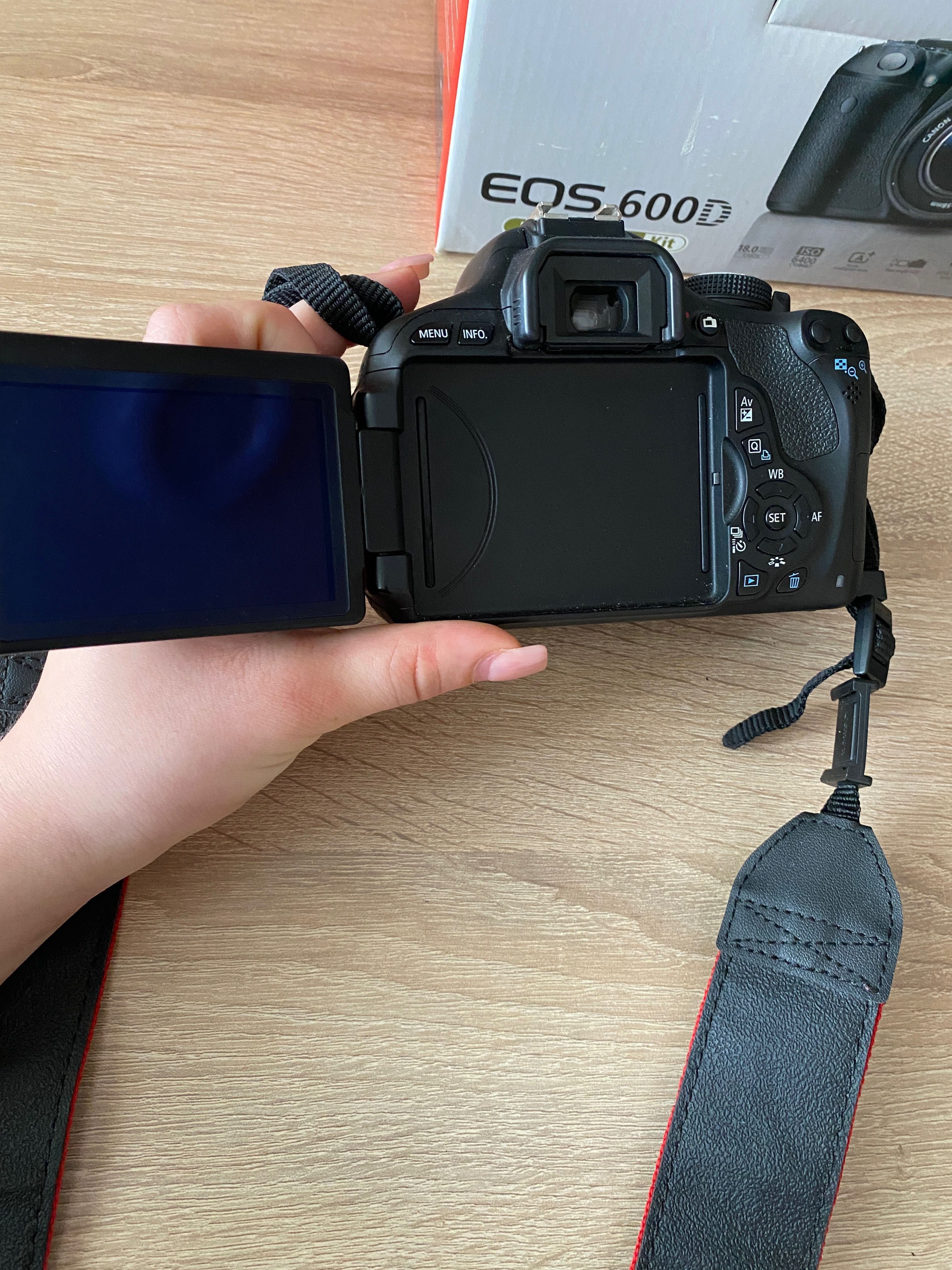 Продаю фотоапарат Canon EOS 600d в подарунок обʼєктив 50mm 1:1,8