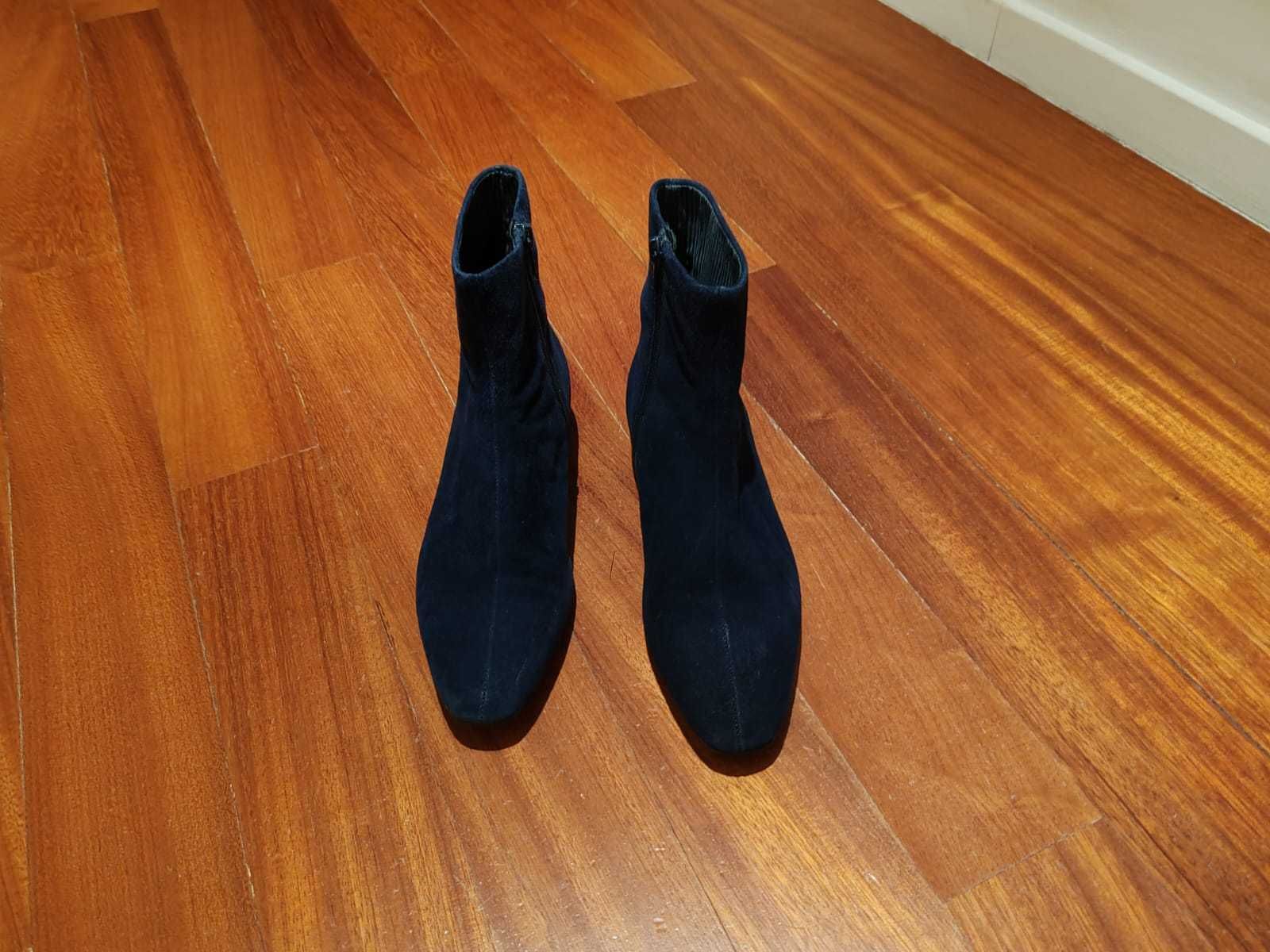 Botas azuis marinho em pele de camurça. Novas. Sem uso.