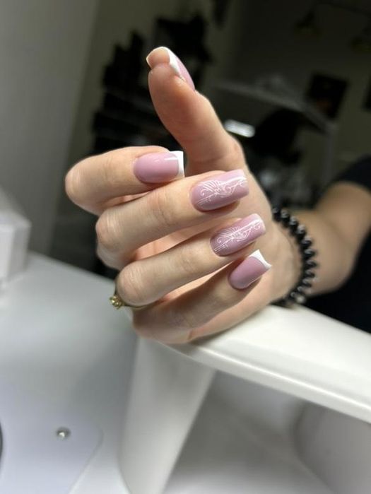 Manicure klasyczny i hybrydowy  zadbane dłonie w przyjemnej atmosferze