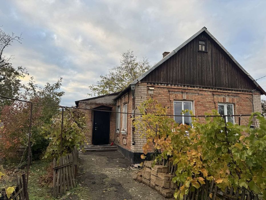 Продається будинок в центрально - міському районі .