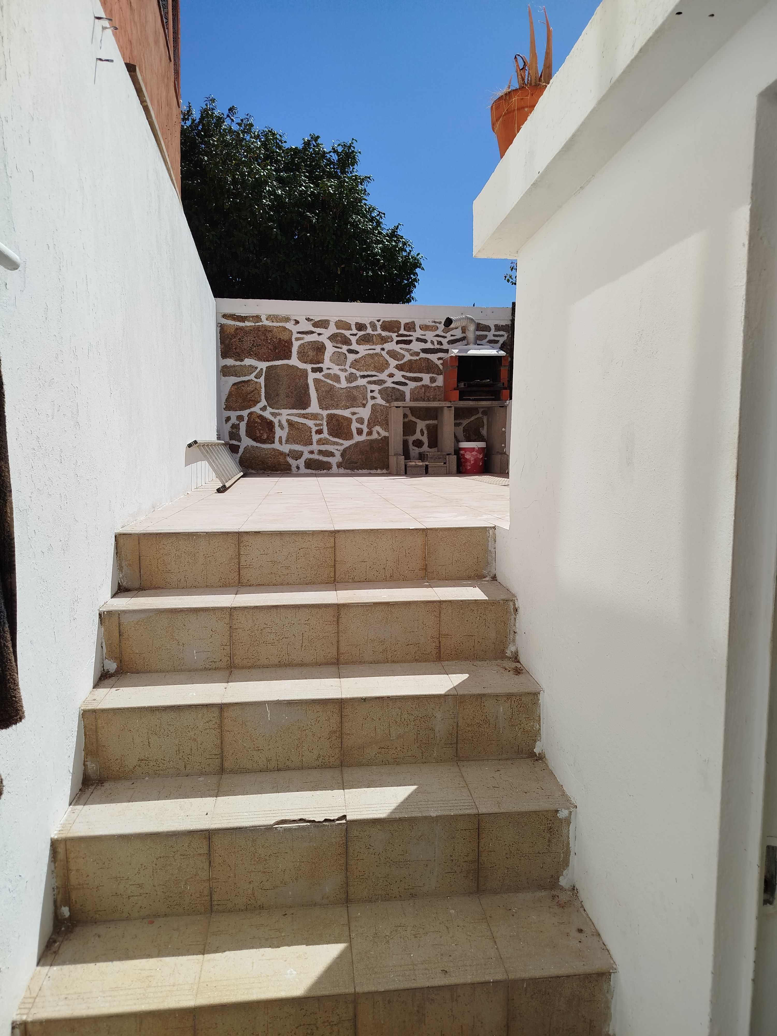 casa inteiramente renovada de primeiro e segundo andar