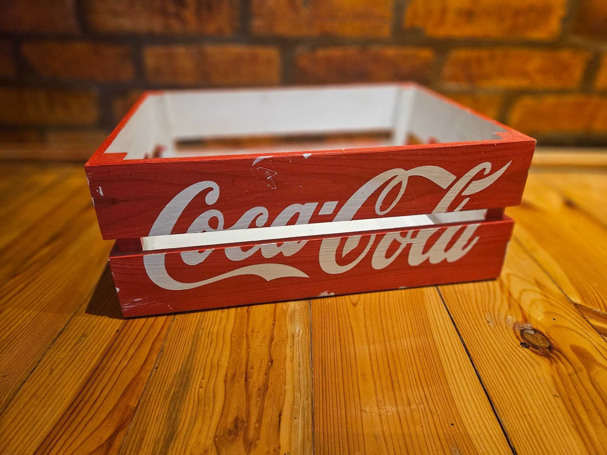 dekoracyjna, stylizowana drewniana skrzynka Coca Cola