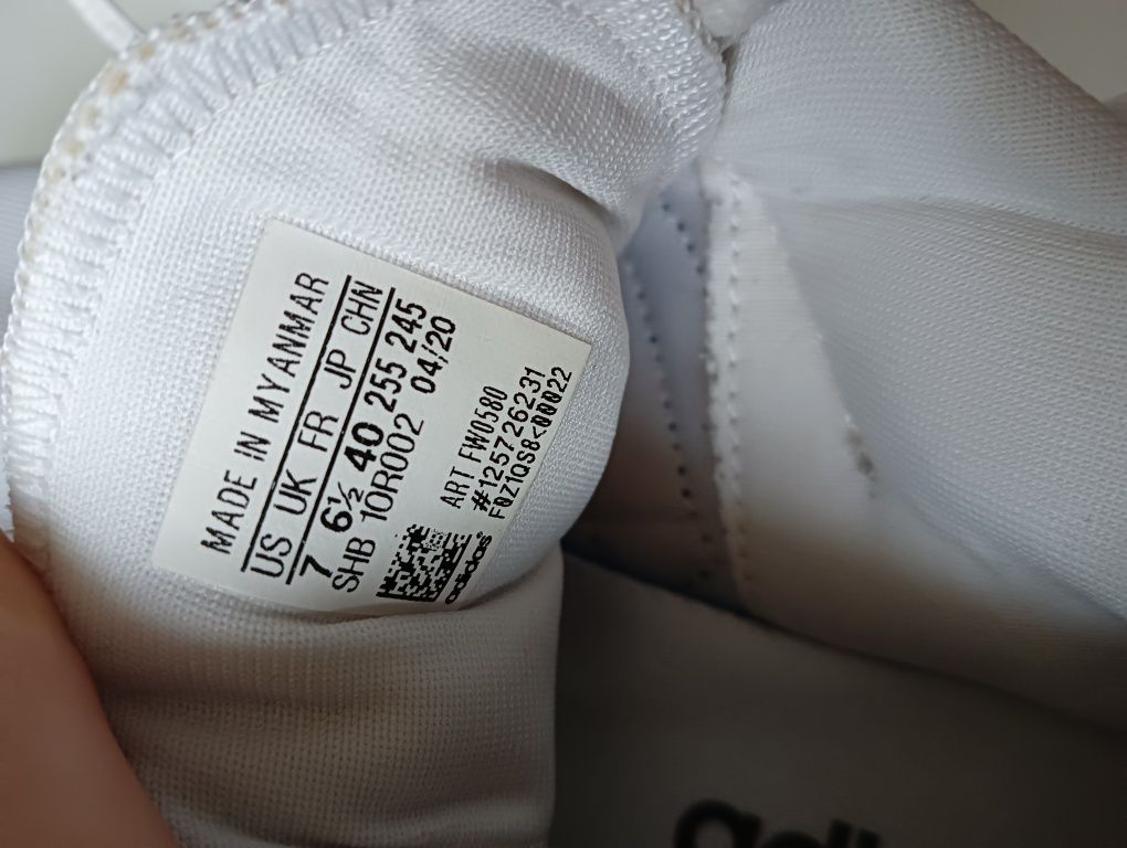 Białe sportowe buty adidas