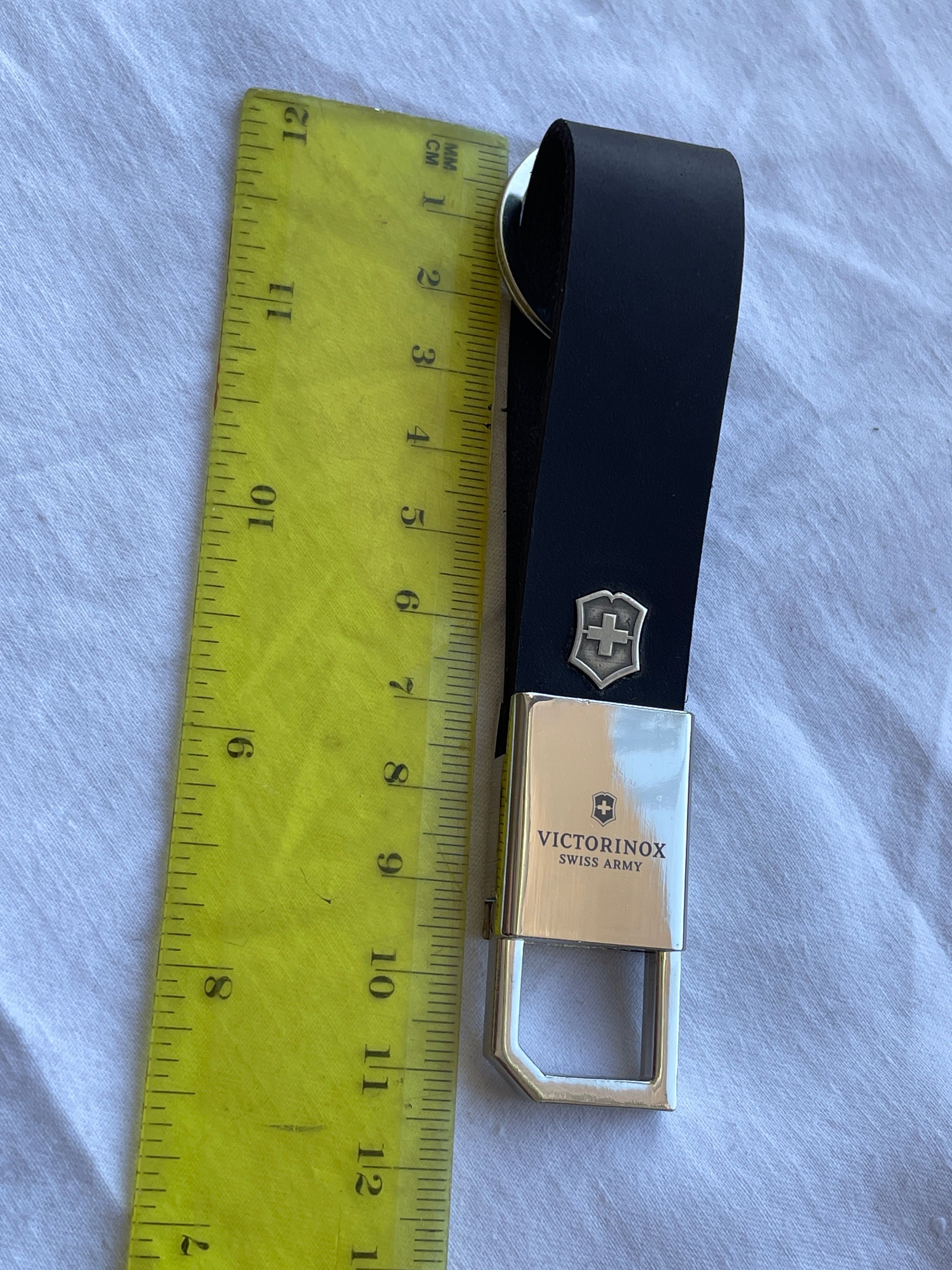Брелок-карабин Victorinox с серебряной эмблемой, натур кожа. Новый