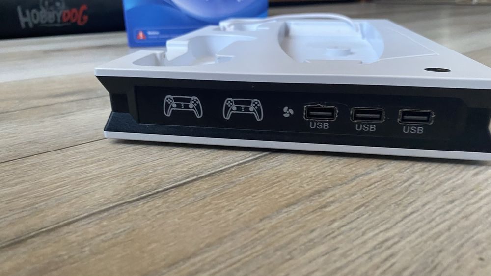 Podstawka chłodząca i ładująca pady do PS5