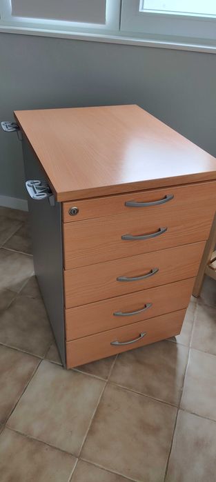 Secretária de canto com módulo de gavetas + cadeira (oferta)