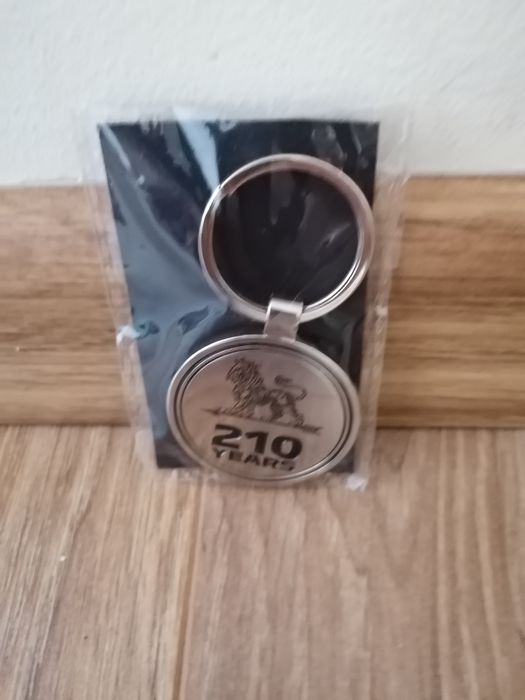 Oryginalny brelok Peugeot 210 lat