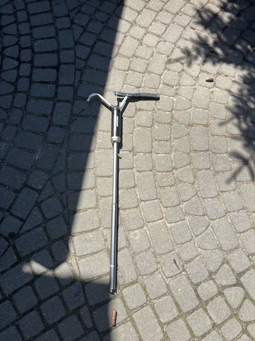 Pompka do beczki z olejem