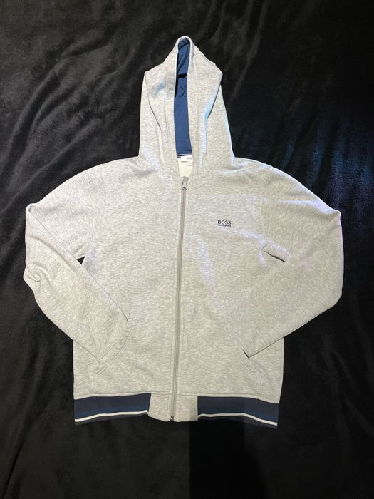 Hugo Boss сірий зіп худі підходить на розмір s та m.