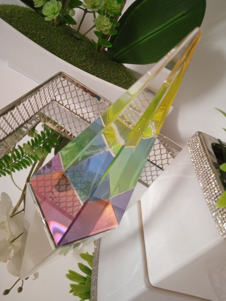 Piramida szklana stożek figurka