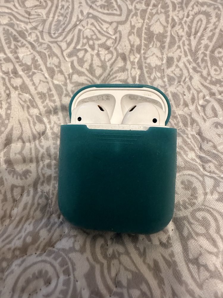 Фірмові навушники Apple AirPods (б/в)