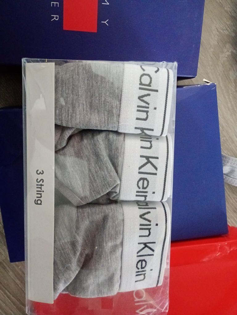 Stringi damskie.