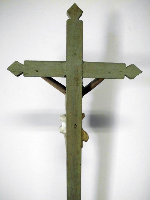 antigo crucifixo popular em madeira - verde