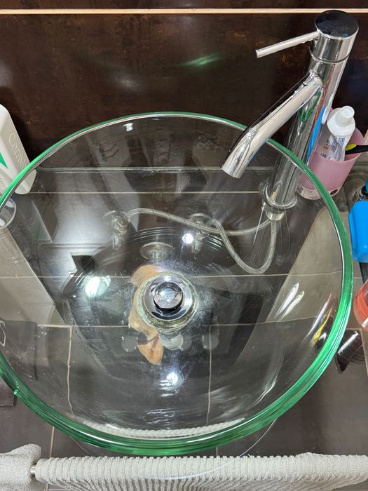 Lavatório em vidro com torneira