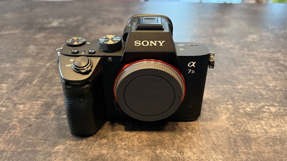 Sony A7 III (body) + 2 baterie + ładowarka.