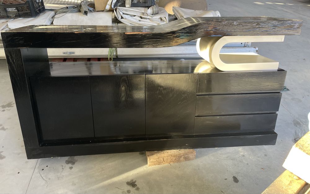 Aparador sala preto e branco com portas e gavetas